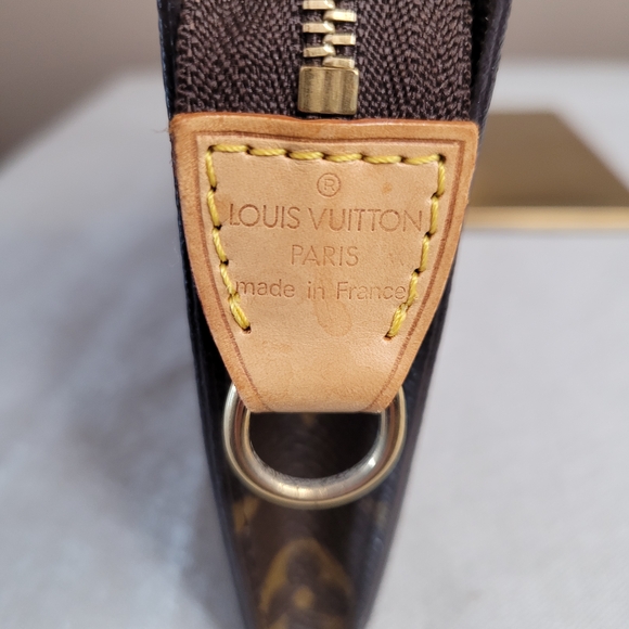 Louis Vuitton Monogram Bucket Pouch - Picture 3 of 16